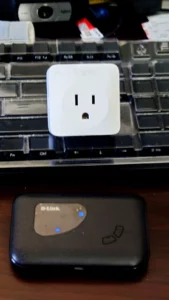 TP-link 的 Tapo P100 智慧插座，和 D-Link 的 DWR-932C 4G 網路分享器